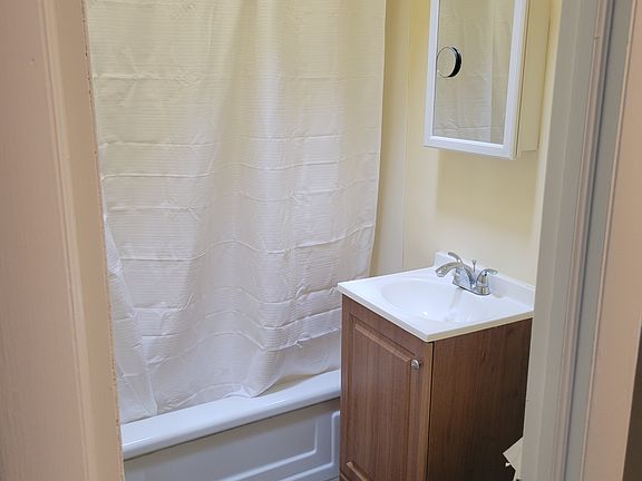 2nd image of 945 E Main St APT 3