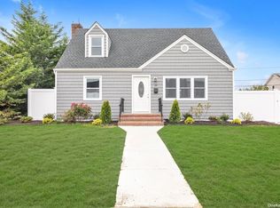 29 Gables Dr, Hicksville, NY 11801