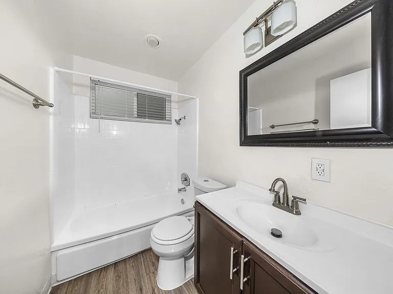 405 W 10th St — Photo 11