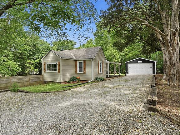 3rd image of 301 SE Moreland School Rd