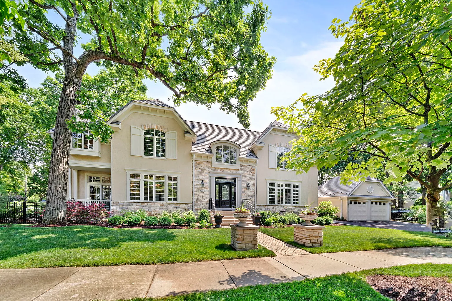 220 Wentworth Ave photo 1