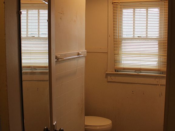 4th image of 2141 Sugar Grove Ave