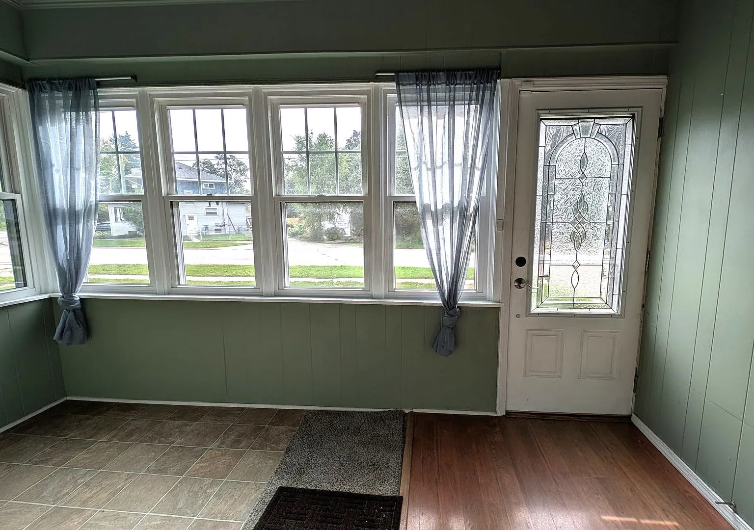 1284 Montgomery, 3 bedroom Lakeside home with basement and garage — Photo 2