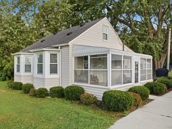 27135 Sibley Rd, Brownstown, MI 48174