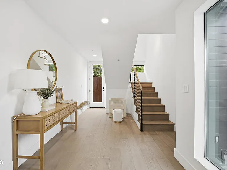 3226 W Robinson Ln — Photo 6
