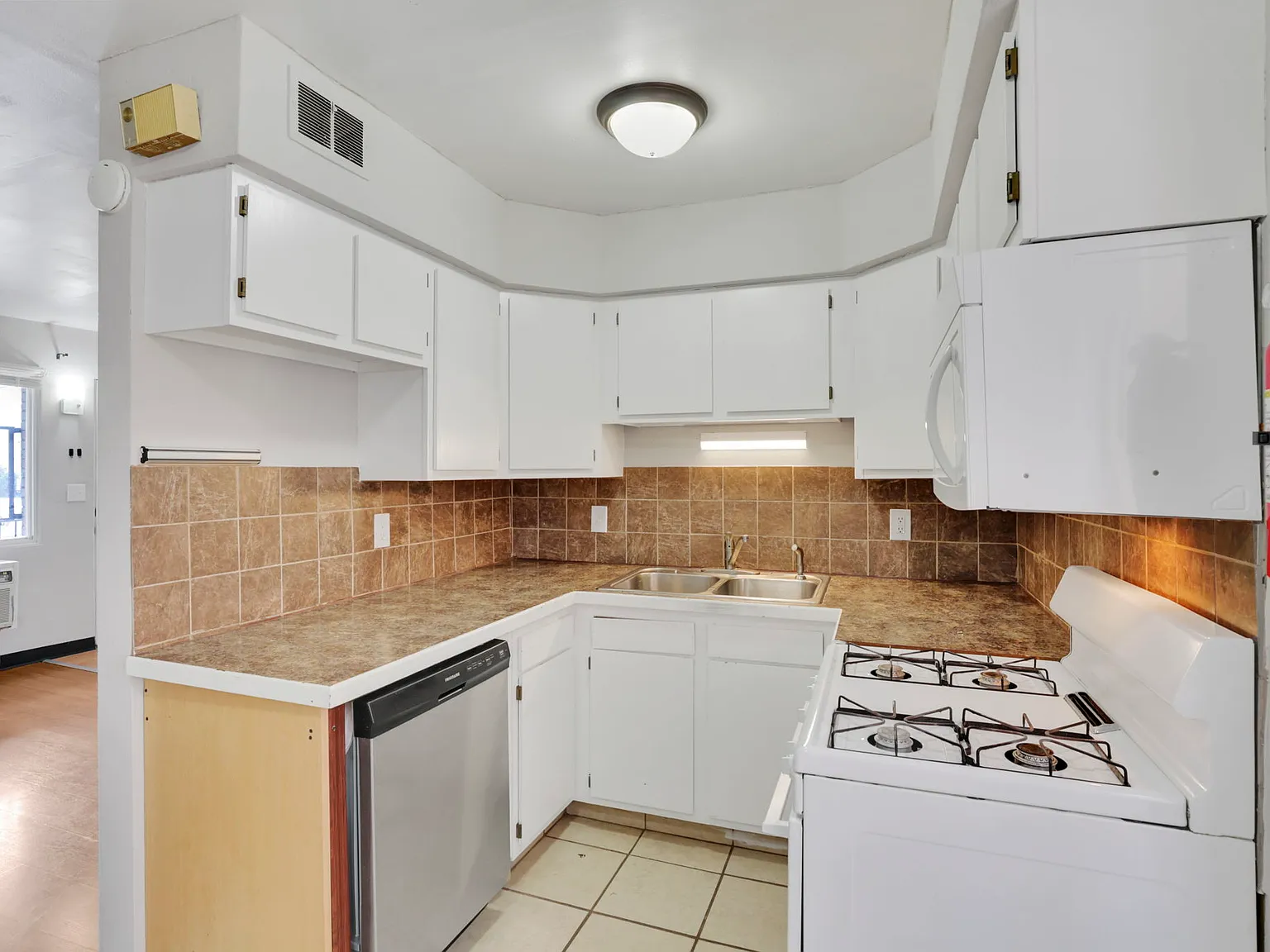2 bed, 950 sqft, $1,400 — Photo 2