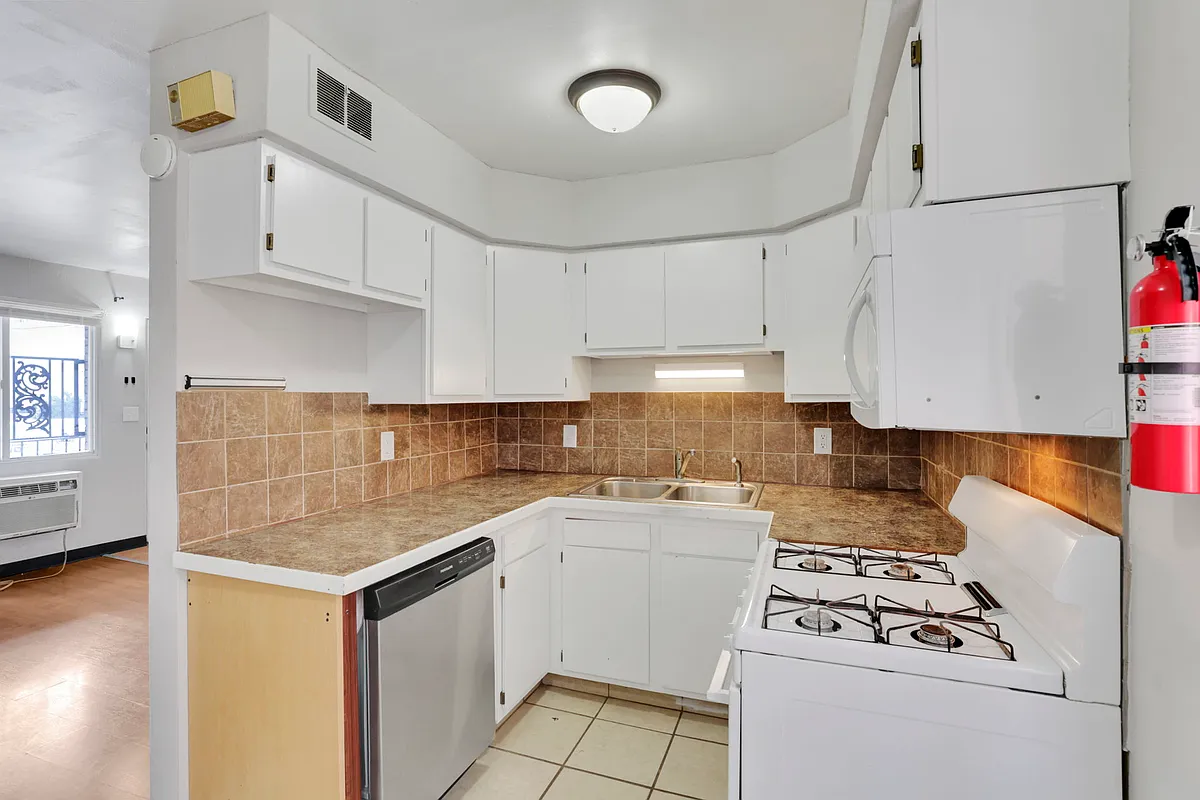 Building Photo - 27 W 8th Ave #D