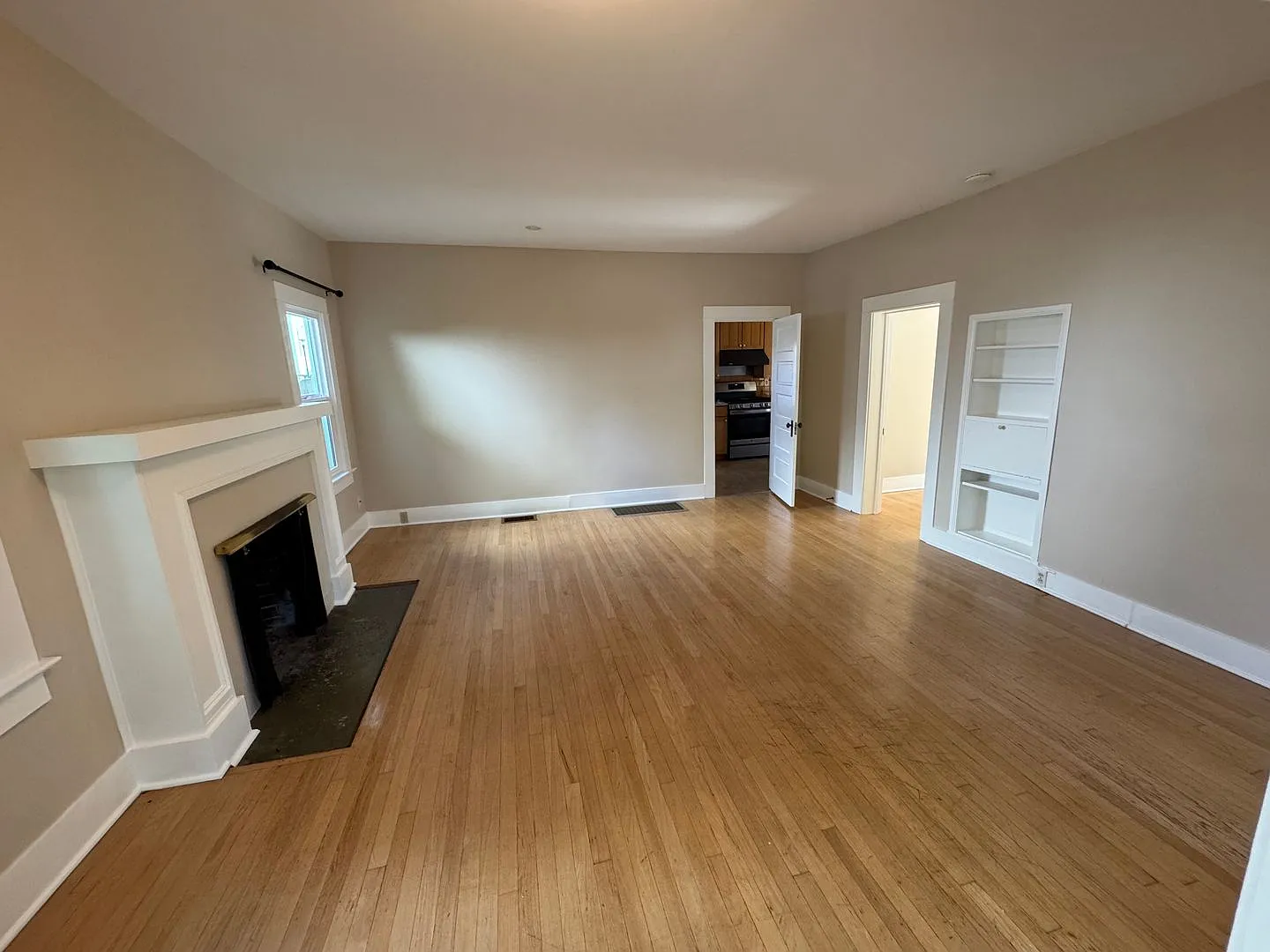 September Rent Free ~ Large 5 Bedroom 3 Bath~ Walking Distance To Osu — Photo 3