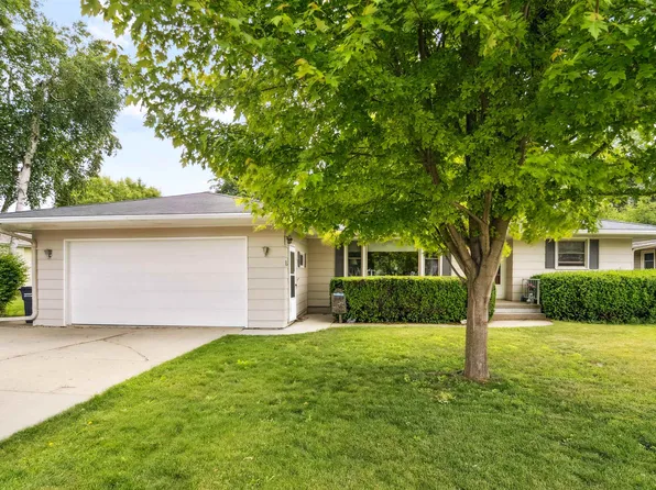 38 Bowen St, Oshkosh, WI 54901