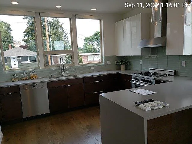 2337 W Plymouth St — Photo 3