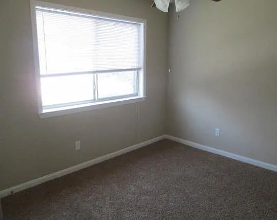 402 E Ash St — Photo 4