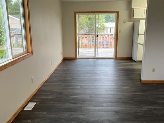 4th image of 1102 W Washington Ave