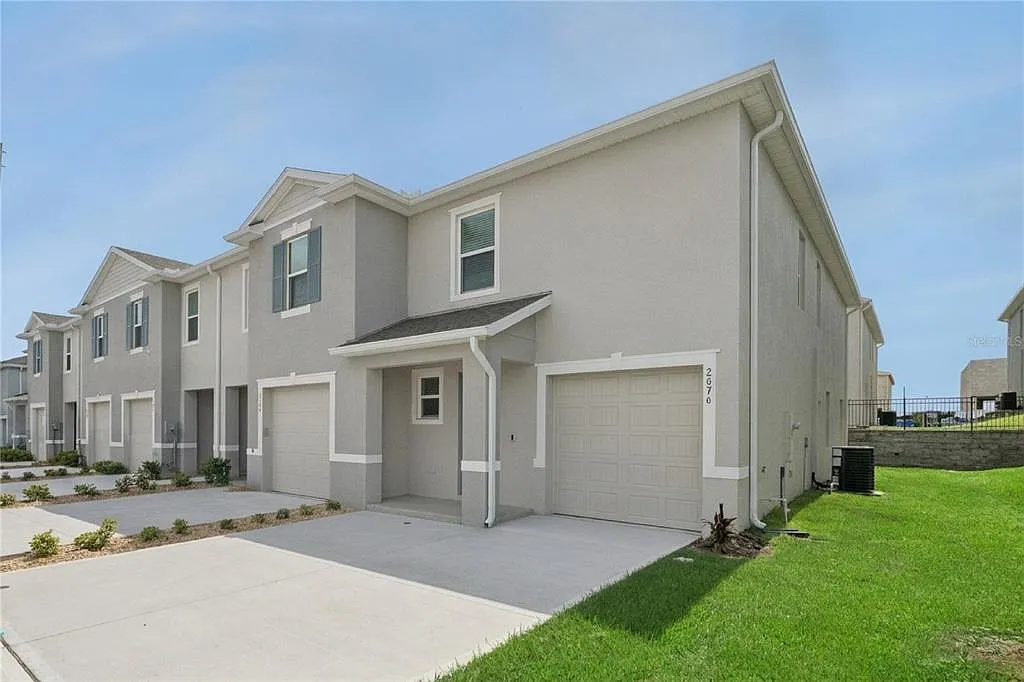 3 bed, 2.5 bath, 1758 sqft, $2,000 — Photo 2