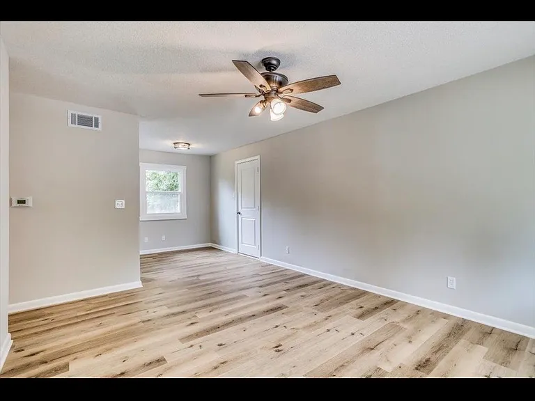 1139 E Crowley St — Photo 1
