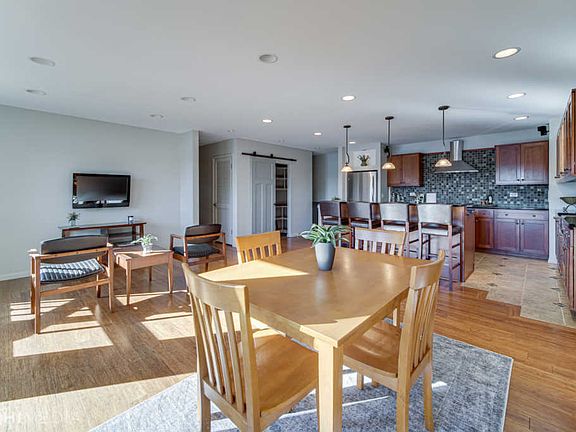 3rd image of 366 Hiawatha Dr