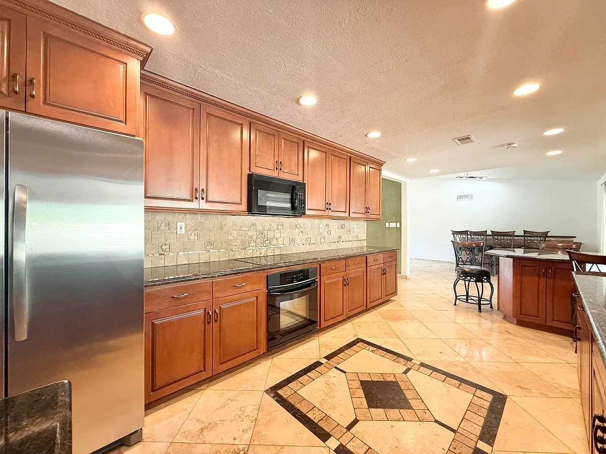 3 bed, 3.0 bath, 2068 sqft, $3,349 — Photo 2
