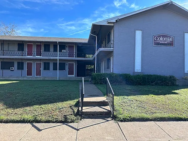 Colonial Apartments — Photo 1