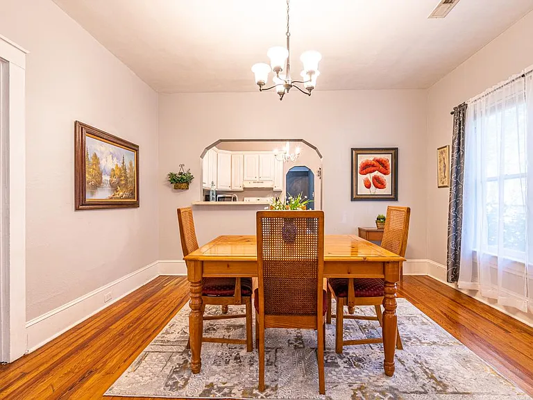 648 Moulton St E — Photo 9