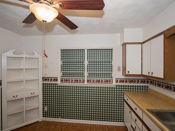 3rd image of 131 Woodrow Ave N