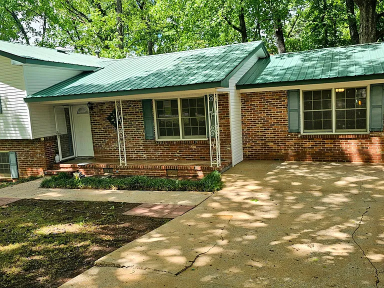 1112 Caswell Dr — Photo 1