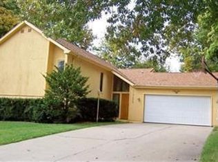1925 Manor Cir, Grinnell, IA 50112