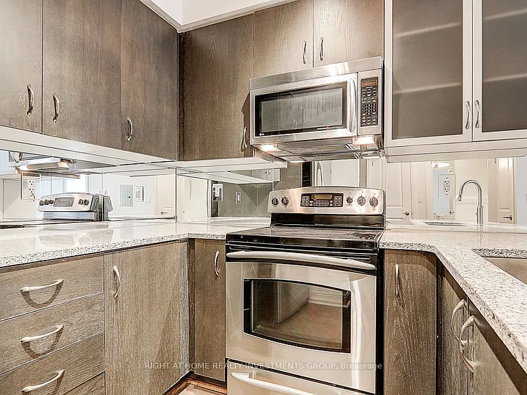 18 Yorkville Ave #704 — Photo 7