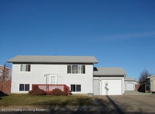 717 3rd Ave SW, Dickinson, ND 58601