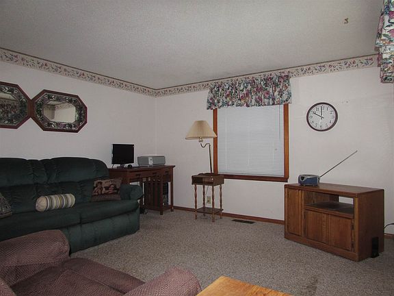 4th image of 889 W Lincolnway