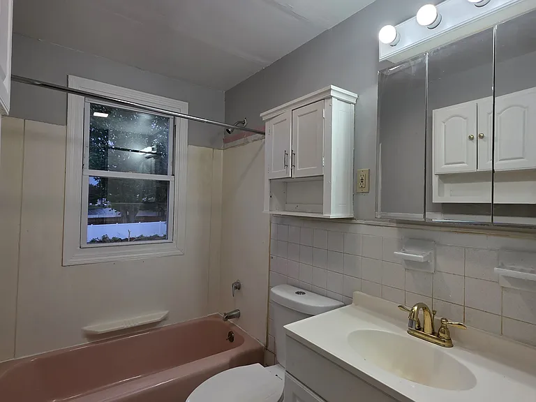 960 1st Ave #G — Photo 3