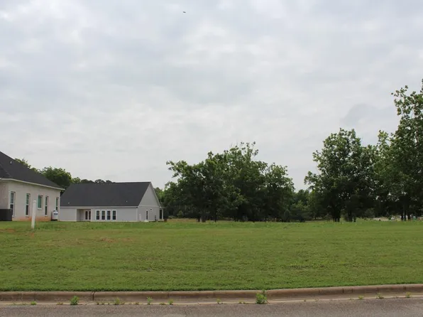 198 Stonegate Dr, Albany, GA 31721