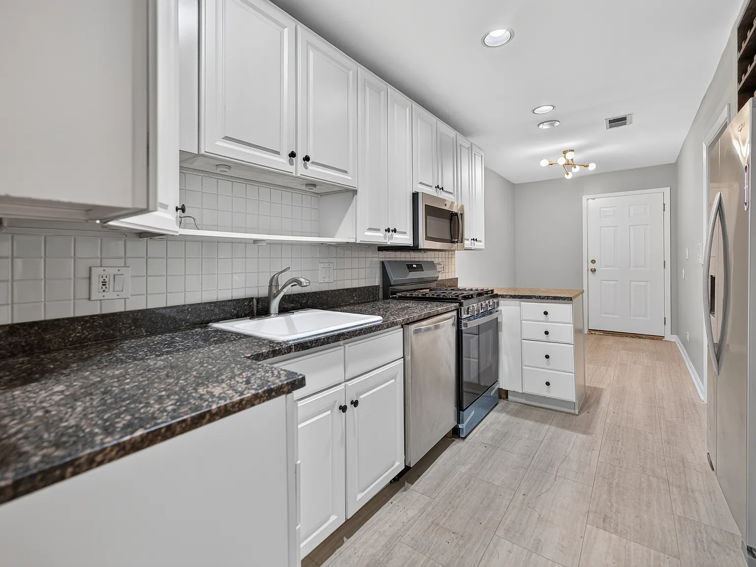 2 bed, 1000 sqft, $2,600 — Photo 2