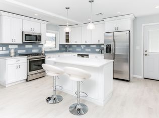 951 N Hamilton Ave, Lindenhurst, NY 11757