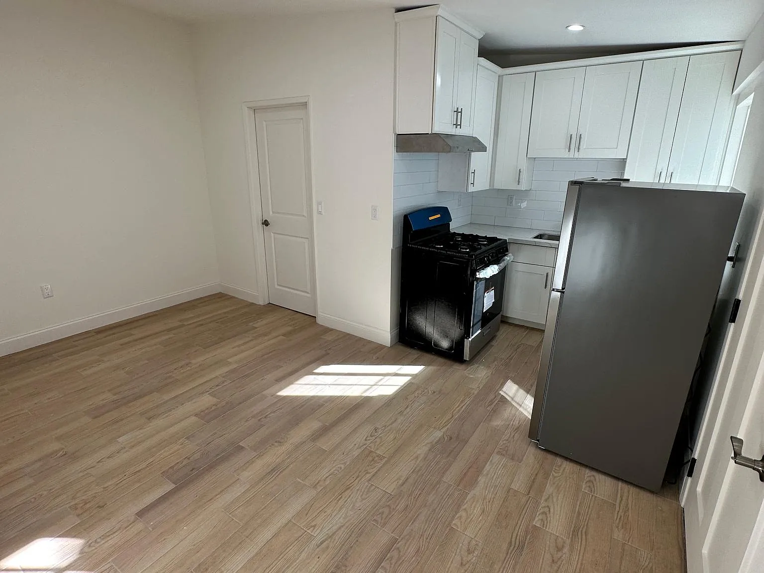 1200 Mentone Ave — Photo 2