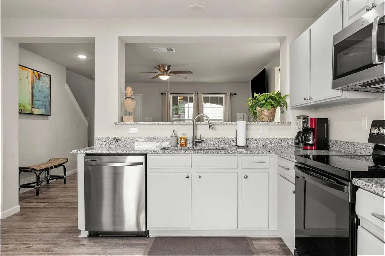 3 bed, 1384 sqft, $2,239 — Photo 3