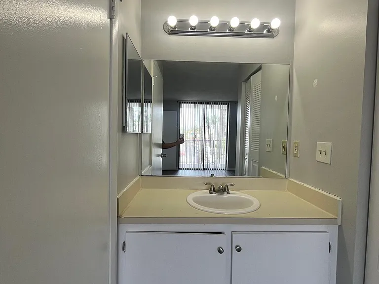 728 Executive Center Dr #21 — Photo 8