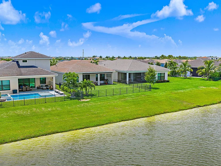 15883 Key Biscayne Ln — Photo 35