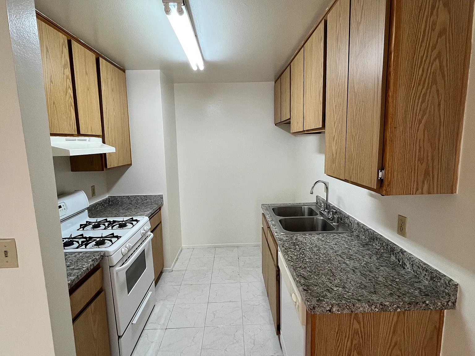452 W Windsor Rd — Photo 4