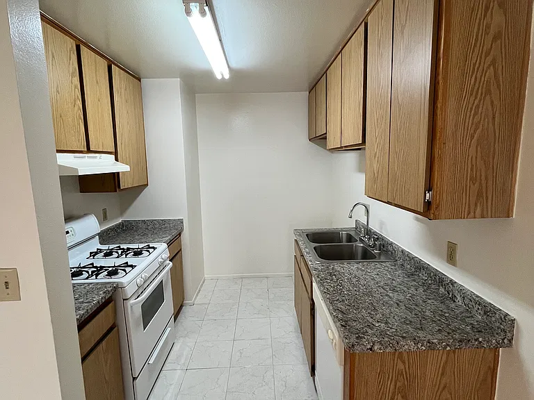 452 W Windsor Rd #2 — Photo 4