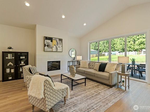 4th image of 16106 Broadway Avenue