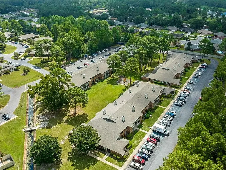 Hunters Pointe — Photo 6