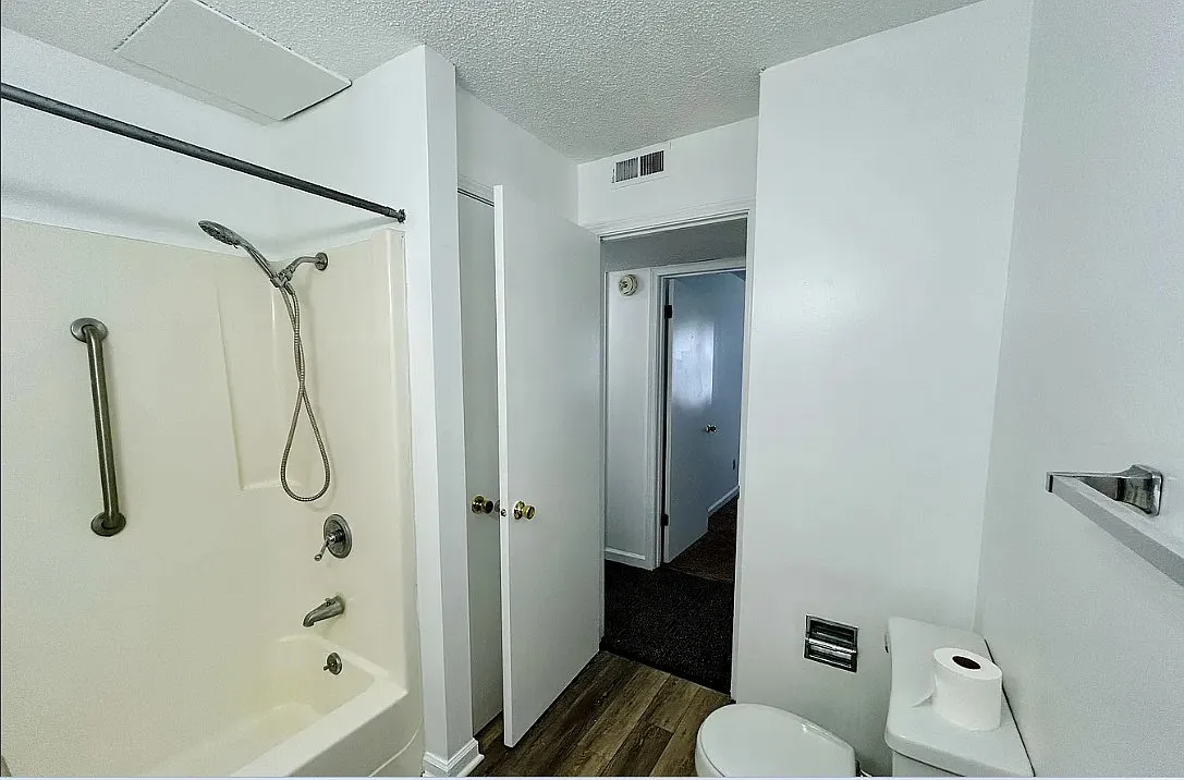 2 bed, 900 sqft, $925 — Photo 2