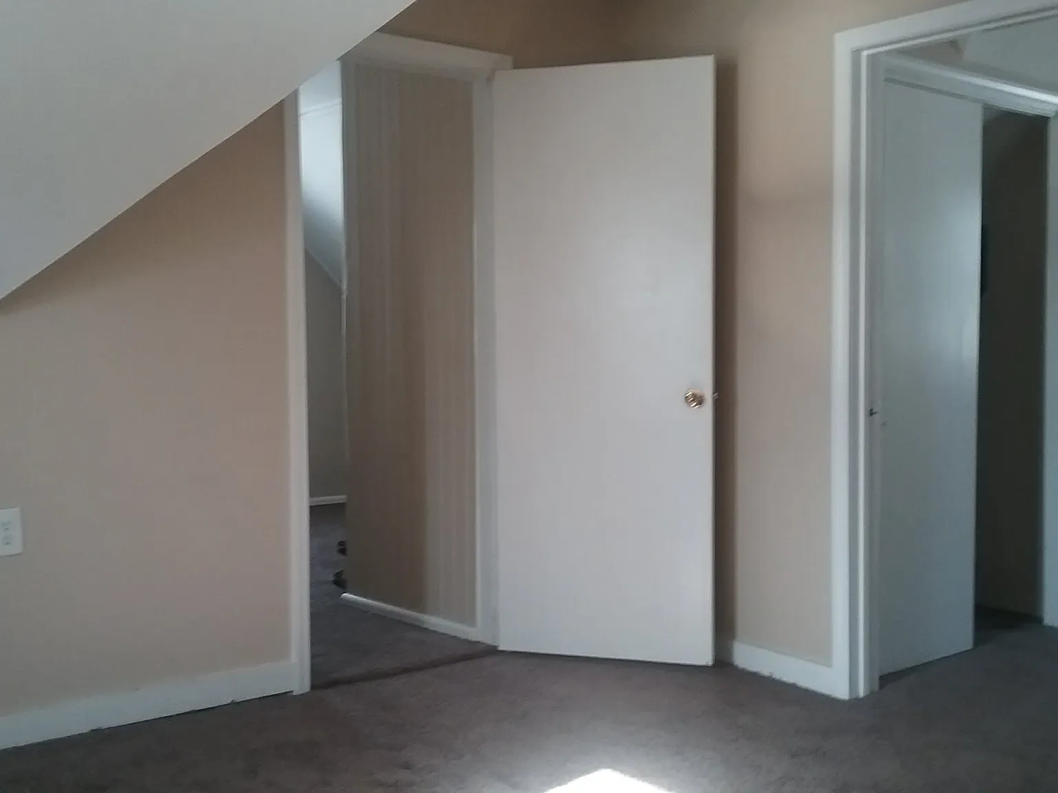 4 bed, 1.0 bath, $1,000 — Photo 2
