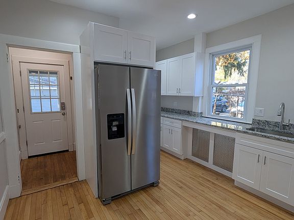 4th image of 114 Fern St #1