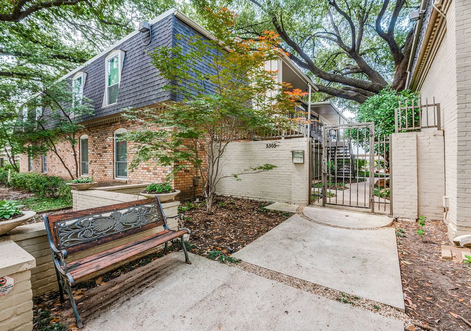Beautifully Renovated Condo in Desirable Towne Oaks Terrace Move-In Ready! — Photo 2