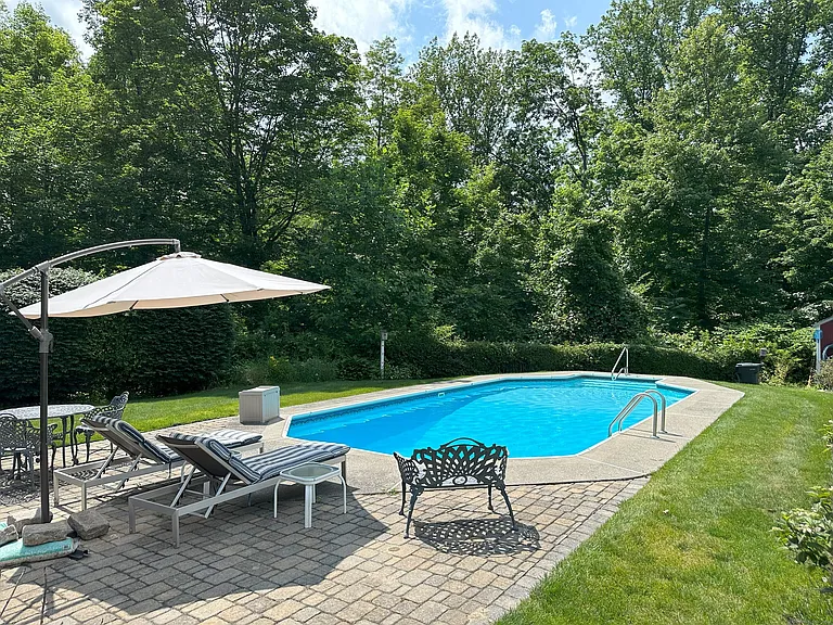 11 Van Campen Ln — Photo 4