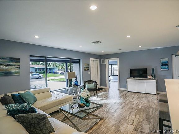 3rd image of 513 NW 30th St #513