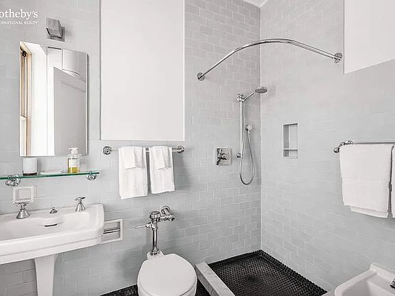 4th image of 45 Christopher St APT 17F
