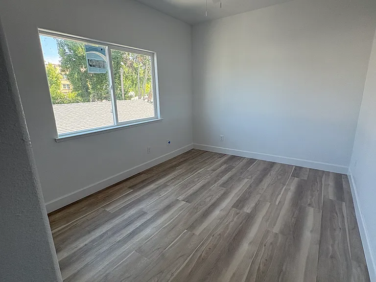 414 E Fremont St — Photo 15