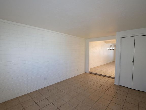 4th image of 2406 E Parkside Dr