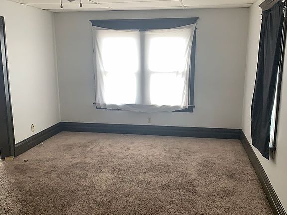 4th image of 302 Clay St